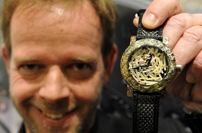 ユーロ紙幣切り刻んじゃいました、スイスの新作ユニーク腕時計