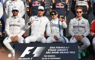 バトンとマッサがF1ラストレース、輝かしいキャリアに別れ