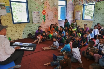 大地震後のネパールで学校再開、テントや竹で仮設教室