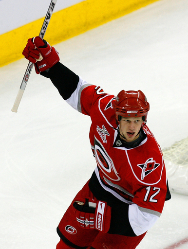 ハリケーンズ ブルーインズ降す