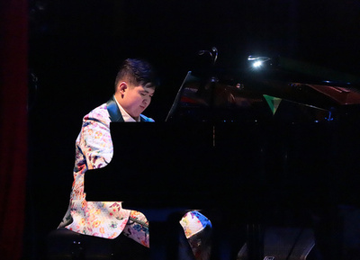 R・クレイダーマン氏と共演も、母子で苦難乗り越えた自閉症のピアニスト