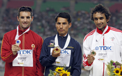 男子20キロメートル競歩のメダル授与式が行われる