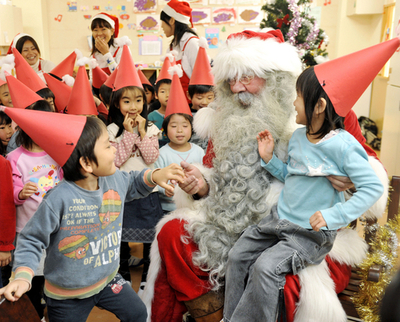 フィンランドからサンタが来日、都内保育園を訪問