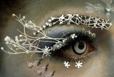 まばたきも一苦労？「美まつげ」コンテスト、ベラルーシ