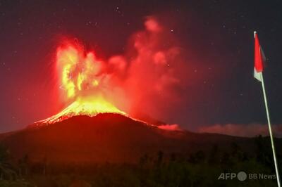 インドネシアで火山噴火 噴煙が上空10キロに到達