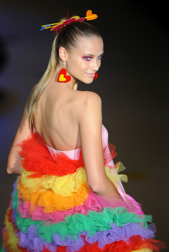 ＜09年春夏パサレラ・シベレス＞アガタ・ルイス・デ・ラ・プラダ、新作を発表