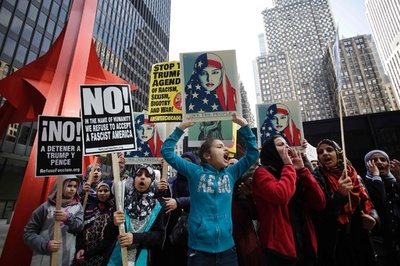 難民300人、FBIがテロ容疑で捜査 米政府、入国禁止令を擁護