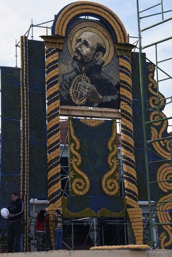 ローマ法王南米歴訪、野菜の祭壇でお出迎え パラグアイ