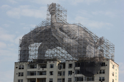 ビルで走り高跳び！ リオに巨大インスタレーション登場