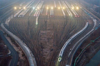 【今日の1枚】出発進行、連なる高速列車 中国