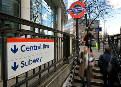 地下鉄で飲食する女性たち、写真投稿に怒り広がる 英ロンドン