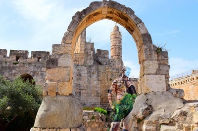 景色に溶け込む男性、エルサレム旧市街でカレンダー撮影