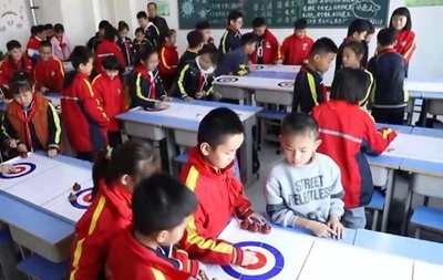 カーリングを学校の机で！ 中国の教育局職員が発明