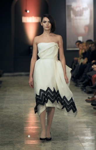 コソボの首都でファッションショー開催