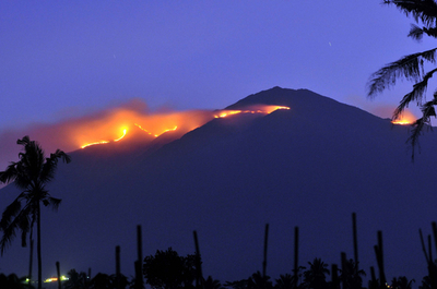 インドネシアの人気登山地で山火事