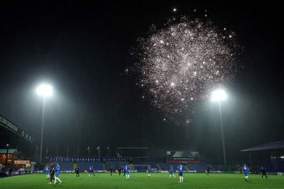 ウェストハムがFA杯4回戦へ 花火で試合中断のハプニングも
