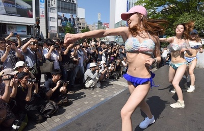 新宿駅前でフラッシュモブ、ビキニ姿の女性らがダンス披露