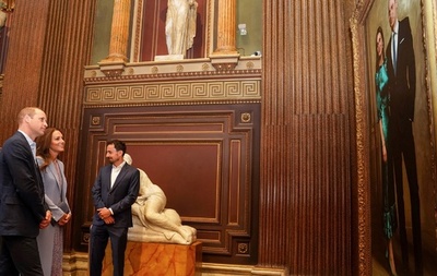 ウィリアム英王子夫妻、自身の肖像画を鑑賞