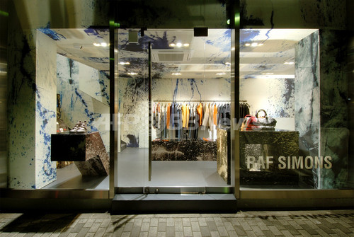 ラフシモンズ青山旗艦店＆大阪店をオープン、デザイナーが語る店舗への想い