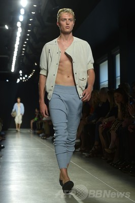 スポーティーな休日スタイル ボッテガ ヴェネタ 15年春夏メンズ 写真30枚 ファッション ニュースならmode Press Powered By Afpbb News スポーティーな休日スタイル ボッテガ ヴェネタ 15年春夏メンズ 写真30枚 ファッション ニュースならmode Press Powered By Afpbb News