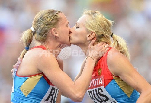 世界陸上でキスを交わしたロシア女子選手、同性愛関係を否定 写真2枚 ファッション ニュースならMODE PRESS powered by