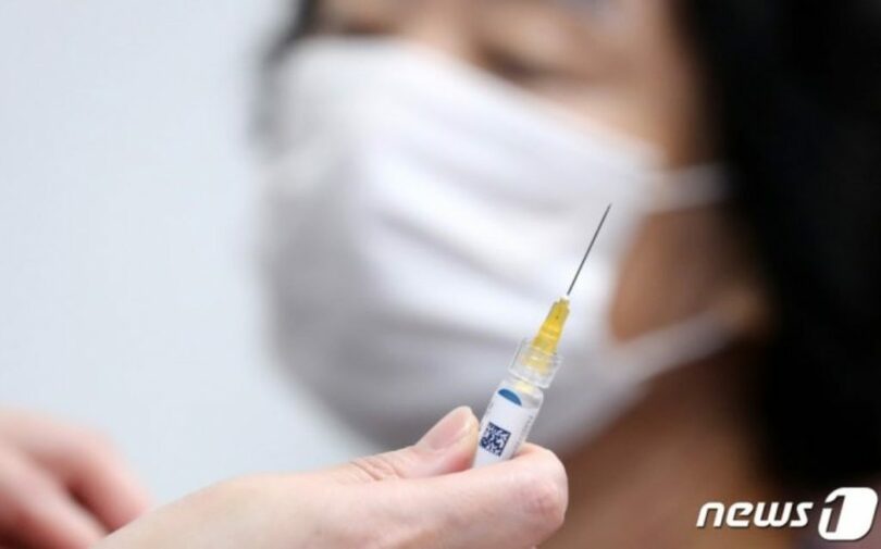 インフルエンザ予防接種を受ける市民(c)news1