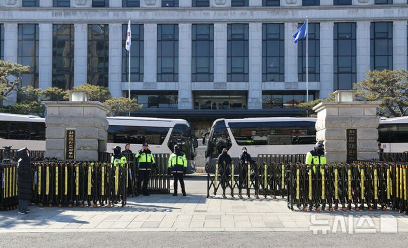 4日午後、憲法裁判所を警備する警官隊(c)NEWSIS