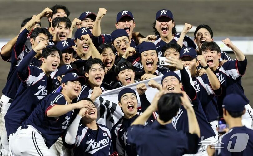 愛知県豊橋市の豊橋市民球場で27日、愛知・名古屋アジア大会の野球決勝で日本を3―1で破り、金メダルを獲得して記念撮影する韓国代表の選手たち(c)news1