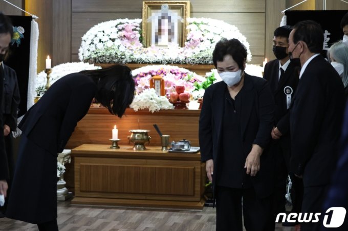 遺族に頭を下げて挨拶するキム・ゴニ（金建希）氏（大統領室提供）(c)news1