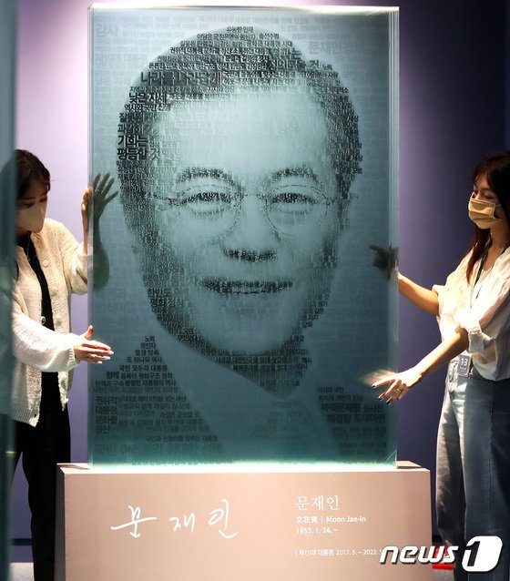 就任演説文の主要な単語を利用して大統領の顔を8枚のガラスで再現したテキストアート造形物(c)news1