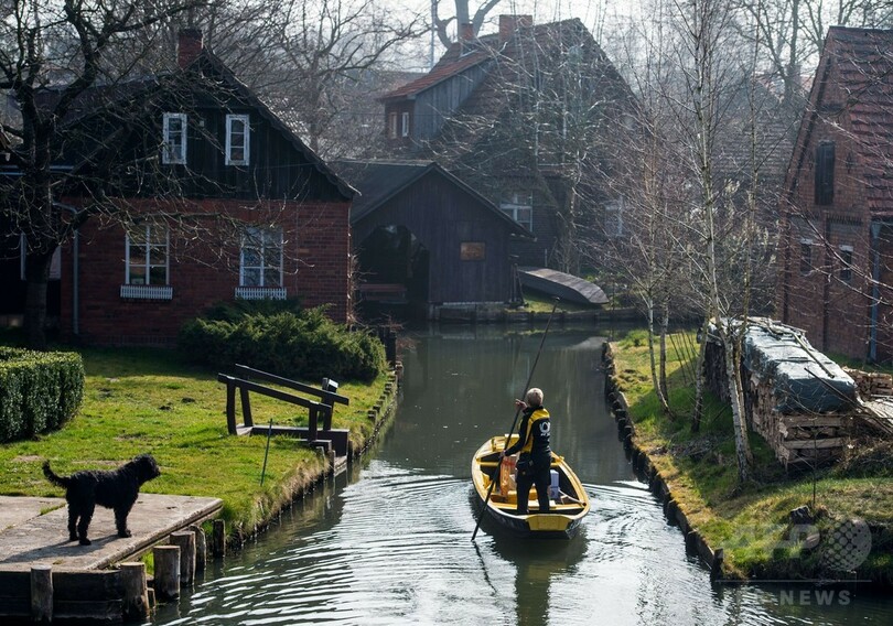 ドイツ東部の運河の街、ボートで郵便配達