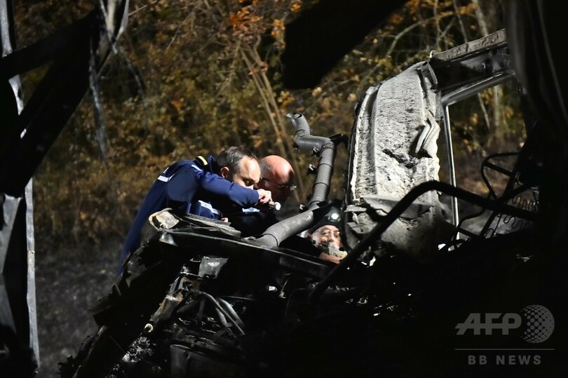 バスと大型トラックが正面衝突、43人死亡 仏南西部