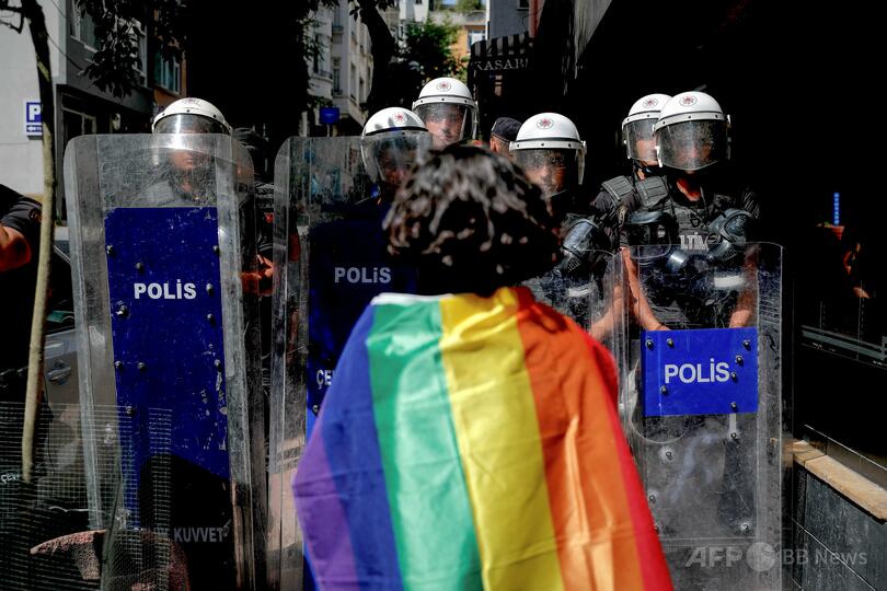 禁止のプライドパレード直前に逮捕、50人以上 トルコ