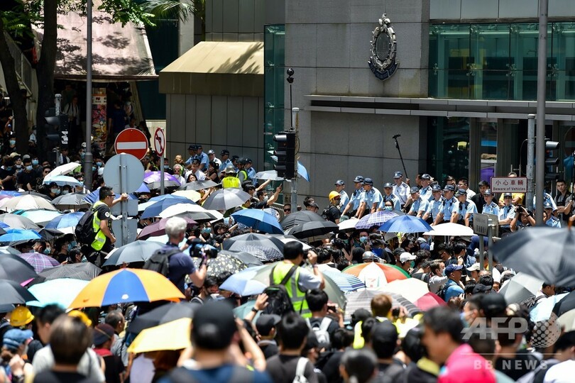 香港 黒服のデモ隊数千人が幹線道路を占拠 警察本部を包囲 写真25枚 国際ニュース Afpbb News