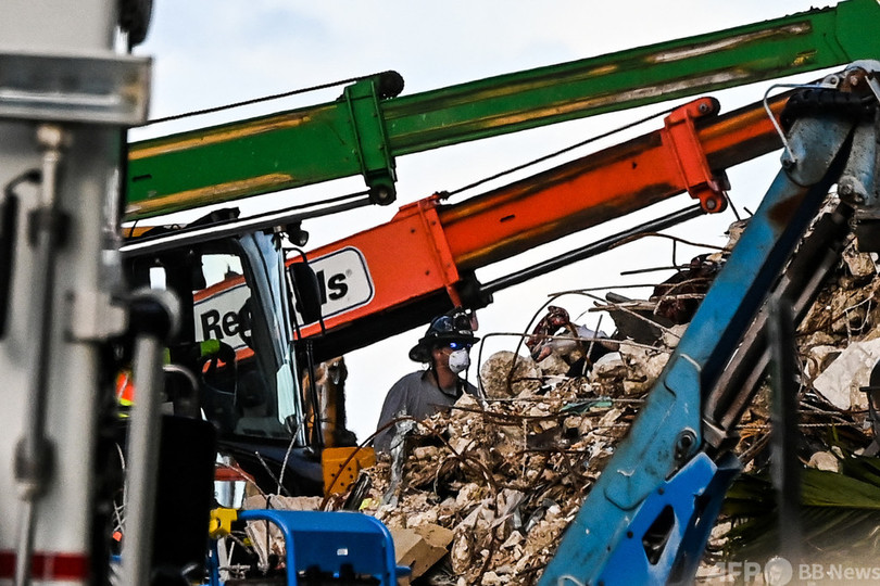 フロリダ集合住宅崩落、死者9人に 懸命の捜索続く