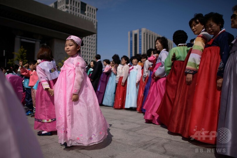伝統衣装「韓服」でパレード、韓国ソウル