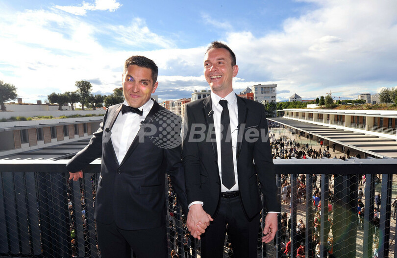 フランス初の同性婚カップル誕生、男性2人が愛誓う
