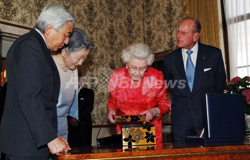 天皇 皇后両陛下 エリザベス女王主催の晩さん会に出席 写真2枚 国際ニュース Afpbb News