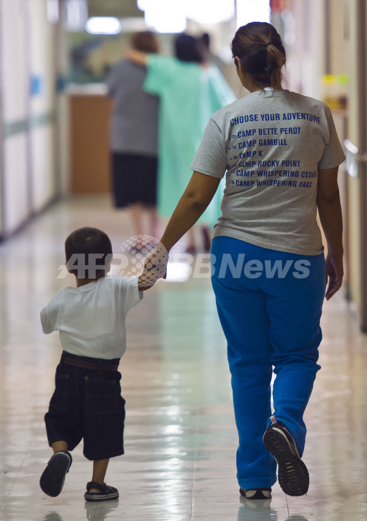 2歳児の体から15キロの腫瘍を切除、歩けるまで回復