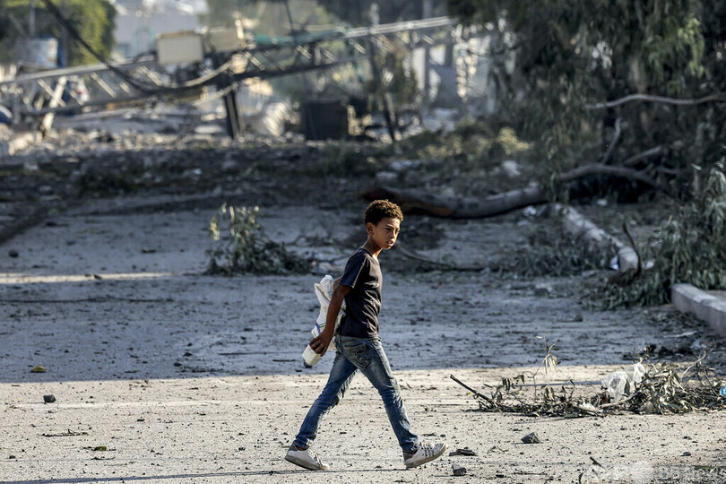 パレスチナ自治区ガザ市を歩く少年（2023年10月12日撮影）。(c)MOHAMMED ABED / AFP