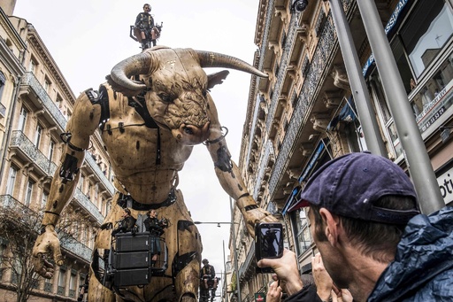 ギリシャ神話の怪物ミノタウロスと巨大クモ 仏南部に襲来 写真24枚 国際ニュース Afpbb News