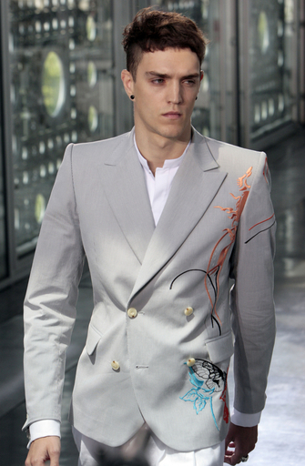 10年春夏パリ・メンズコレクション＞ティエリー・ミュグレー、新作を