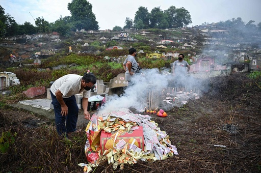 2のつくお金とその世界 < 企画展(アーカイブ) < 文鉄・お札とコインの資料館 415個 中国のジョス紙のお金 アフリカの祖先のお金 燃やす天国紙幣 幽霊のお金 紙幣 燃やすジョスマネーインゴット 清明祭
