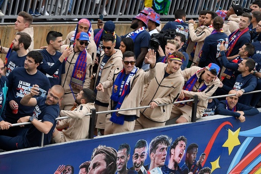 FCバルセロナ優勝パレード応援グッズ他 FCバルセロナ優勝パレード応援グッズ他 - メルカリ