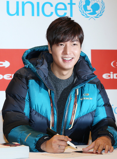 俳優のイ・ミンホ、ユニセフのキャンペーンでサイン会実施 写真6枚