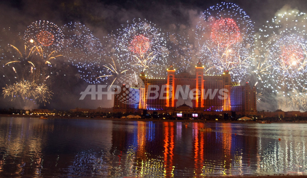 ドバイの超豪華ホテル開業祝い、夜空彩る大規模花火 写真13枚 国際