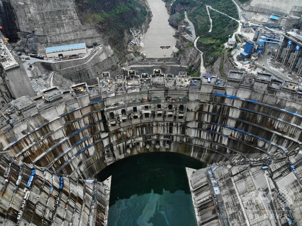 中国で建設進む世界最大級の水力発電所 100万kW回転子を設置 写真7枚