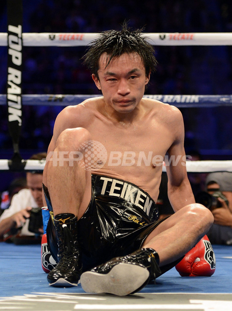 西岡、ドネアに9回TKO負け 写真10枚 国際ニュース：AFPBB News