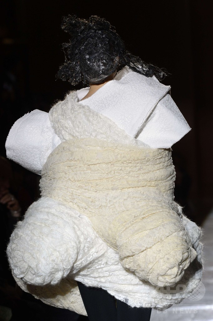 別れの痛みを美しく表現、「コム デ ギャルソン」15/16秋冬