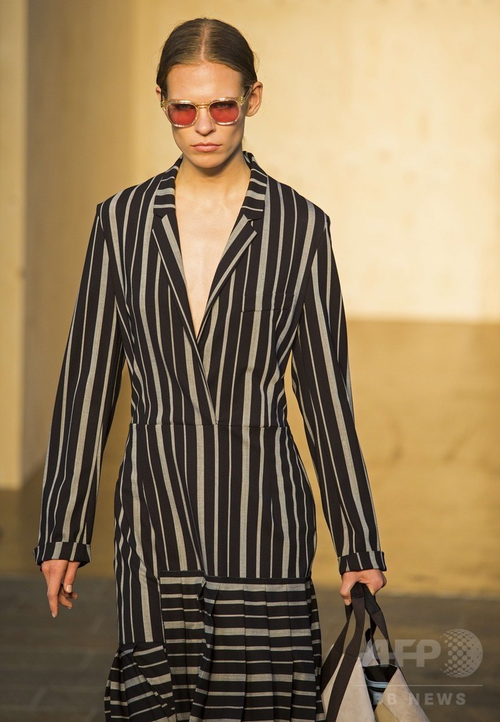 オーバーサイズの服にフェミニンさをプラス、「ポール・スミス」15年春夏